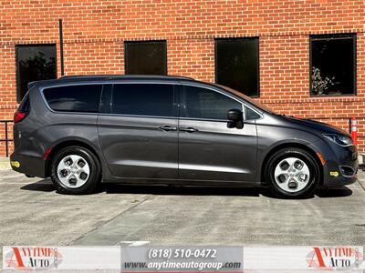 2017 Chrysler Pacifica Hybrid Premium   - Photo 8 - Sherman Oaks, CA 91403-1701