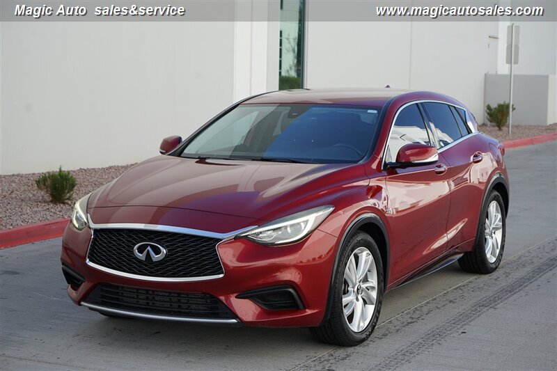 2017 INFINITI QX30 Luxury  