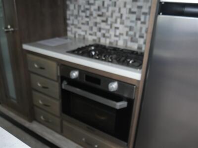 2019 Keystone Montana 20th Anniversary 3930FB   - Photo 11 - Puyallup, WA 98373