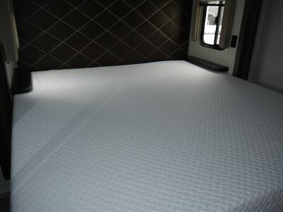 2019 Keystone Montana 20th Anniversary 3930FB   - Photo 14 - Puyallup, WA 98373