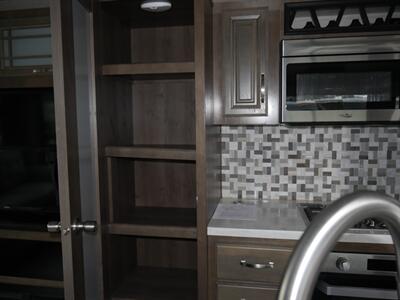 2019 Keystone Montana 20th Anniversary 3930FB   - Photo 26 - Puyallup, WA 98373