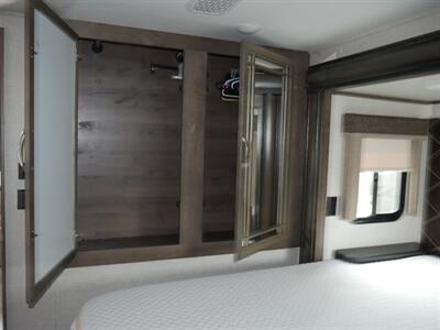 2019 Keystone Montana 20th Anniversary 3930FB   - Photo 25 - Puyallup, WA 98373