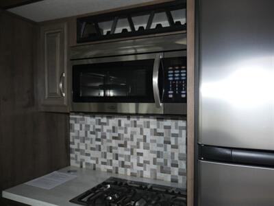 2019 Keystone Montana 20th Anniversary 3930FB   - Photo 12 - Puyallup, WA 98373