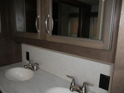 2019 Keystone Montana 20th Anniversary 3930FB   - Photo 18 - Puyallup, WA 98373