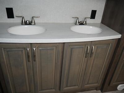 2019 Keystone Montana 20th Anniversary 3930FB   - Photo 17 - Puyallup, WA 98373