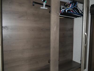 2019 Keystone Montana 20th Anniversary 3930FB   - Photo 24 - Puyallup, WA 98373