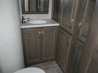 2019 Keystone Montana 20th Anniversary 3930FB   - Photo 13 - Puyallup, WA 98373