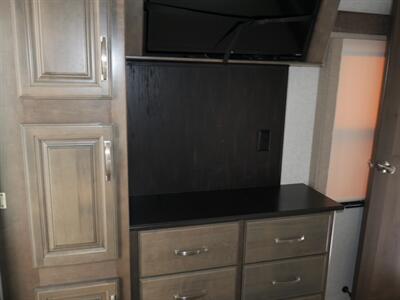 2019 Keystone Montana 20th Anniversary 3930FB   - Photo 16 - Puyallup, WA 98373