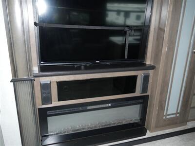 2019 Keystone Montana 20th Anniversary 3930FB   - Photo 6 - Puyallup, WA 98373