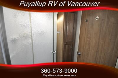2017 FOREST RIVER ROCKWOOD WINDJAMMER 3001   - Photo 25 - Vancouver, WA 98682-4901