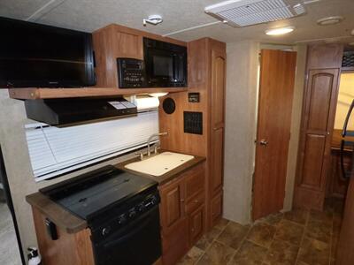 2016 FOREST RIVER RV ROCKWOOD 233S   - Photo 9 - Vancouver, WA 98682-4901