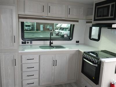 2023 Forest River Rockwood Mini Lite 2516S   - Photo 4 - Puyallup, WA 98373