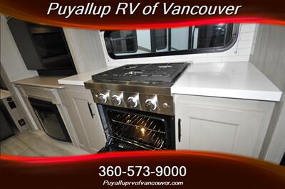 2024 GRAND DESIGN RV INFLUENCE 2903RL   - Photo 20 - Vancouver, WA 98682-4901