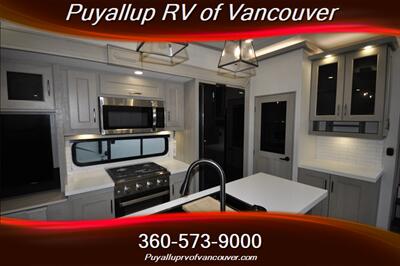 2024 GRAND DESIGN RV INFLUENCE 2903RL   - Photo 17 - Vancouver, WA 98682-4901