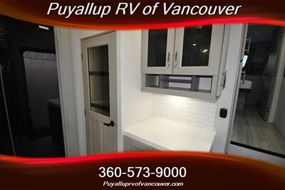 2024 GRAND DESIGN RV INFLUENCE 2903RL   - Photo 22 - Vancouver, WA 98682-4901