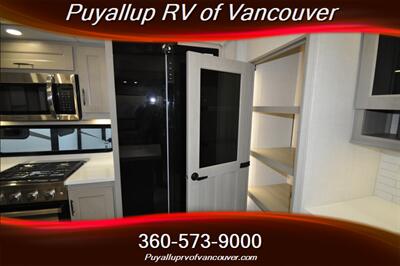 2024 GRAND DESIGN RV INFLUENCE 2903RL   - Photo 19 - Vancouver, WA 98682-4901