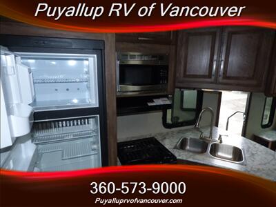2017 KEYSTONE RV COUGAR 246RLSWE   - Photo 12 - Vancouver, WA 98682-4901