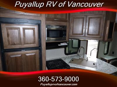 2017 KEYSTONE RV COUGAR 246RLSWE   - Photo 11 - Vancouver, WA 98682-4901