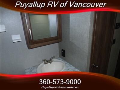 2017 KEYSTONE RV COUGAR 246RLSWE   - Photo 14 - Vancouver, WA 98682-4901