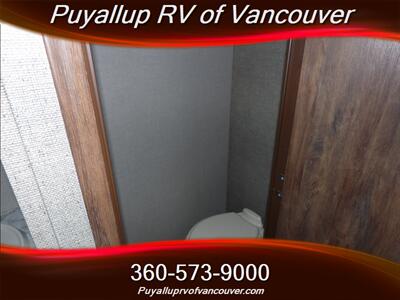 2017 KEYSTONE RV COUGAR 246RLSWE   - Photo 16 - Vancouver, WA 98682-4901