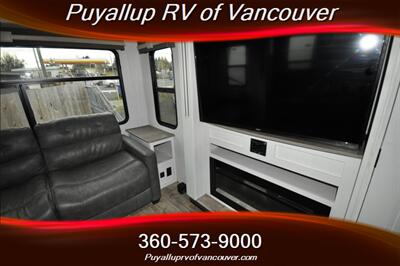 2022 KEYSTONE RV ASTORIA PLATINUM 3173R2P   - Photo 12 - Vancouver, WA 98682-4901