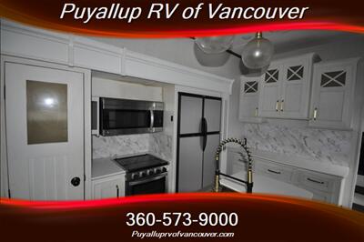 2022 KEYSTONE RV ASTORIA PLATINUM 3173R2P   - Photo 14 - Vancouver, WA 98682-4901