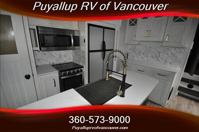 2022 KEYSTONE RV ASTORIA PLATINUM 3173R2P   - Photo 15 - Vancouver, WA 98682-4901