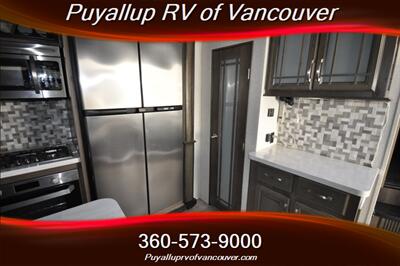 2019 KEYSTONE RV MONTANA 3560RL   - Photo 17 - Vancouver, WA 98682-4901