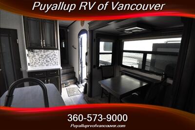 2019 KEYSTONE RV MONTANA 3560RL   - Photo 13 - Vancouver, WA 98682-4901