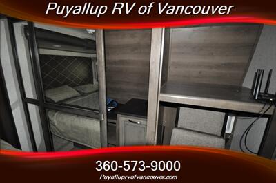 2019 KEYSTONE RV MONTANA 3560RL   - Photo 21 - Vancouver, WA 98682-4901