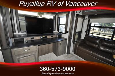 2019 KEYSTONE RV MONTANA 3560RL   - Photo 9 - Vancouver, WA 98682-4901