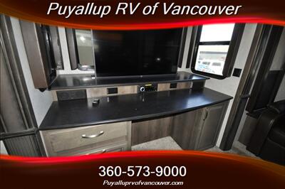 2019 KEYSTONE RV MONTANA 3560RL   - Photo 10 - Vancouver, WA 98682-4901