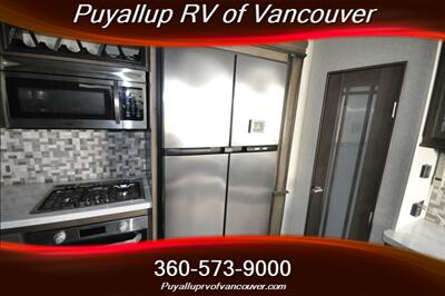 2019 KEYSTONE RV MONTANA 3560RL   - Photo 15 - Vancouver, WA 98682-4901