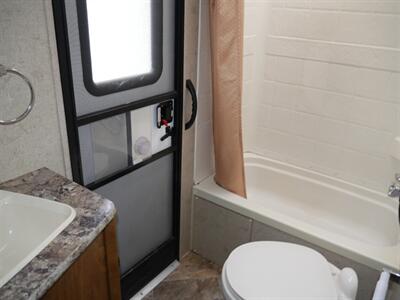 2015 Outdoors RV Creekside 27BHS   - Photo 6 - Puyallup, WA 98373
