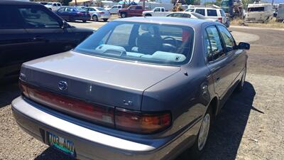 1992 Toyota Camry LE   - Photo 2 - Central Point, OR 97502