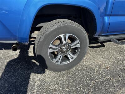2017 Toyota Tacoma TRD Sport   - Photo 19 - Nocona, TX 76255
