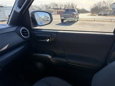 2017 Toyota Tacoma TRD Sport   - Photo 14 - Nocona, TX 76255