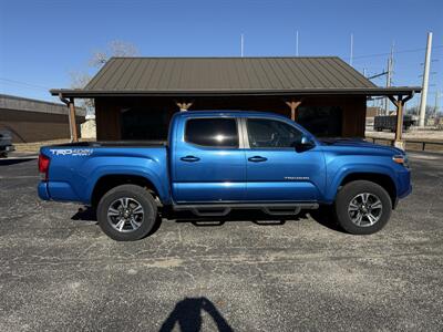 2017 Toyota Tacoma TRD Sport   - Photo 2 - Nocona, TX 76255