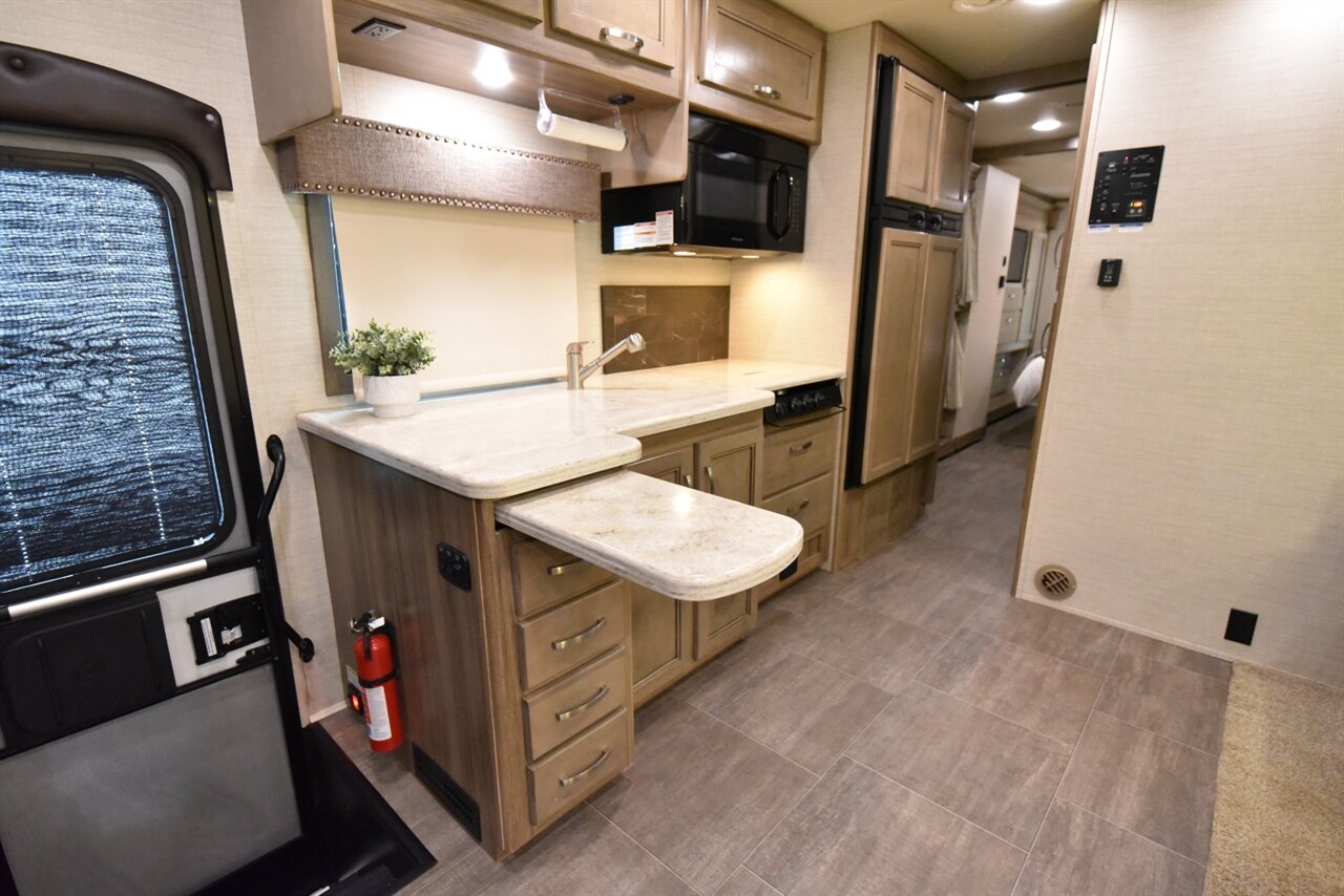 2018 Jayco Seneca 37FS   - Photo 26 - Orange, CA 92867