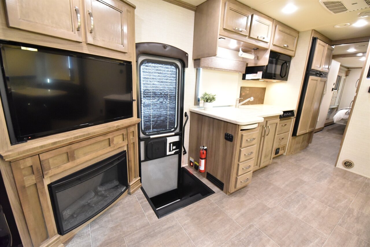 2018 Jayco Seneca 37FS   - Photo 23 - Orange, CA 92867