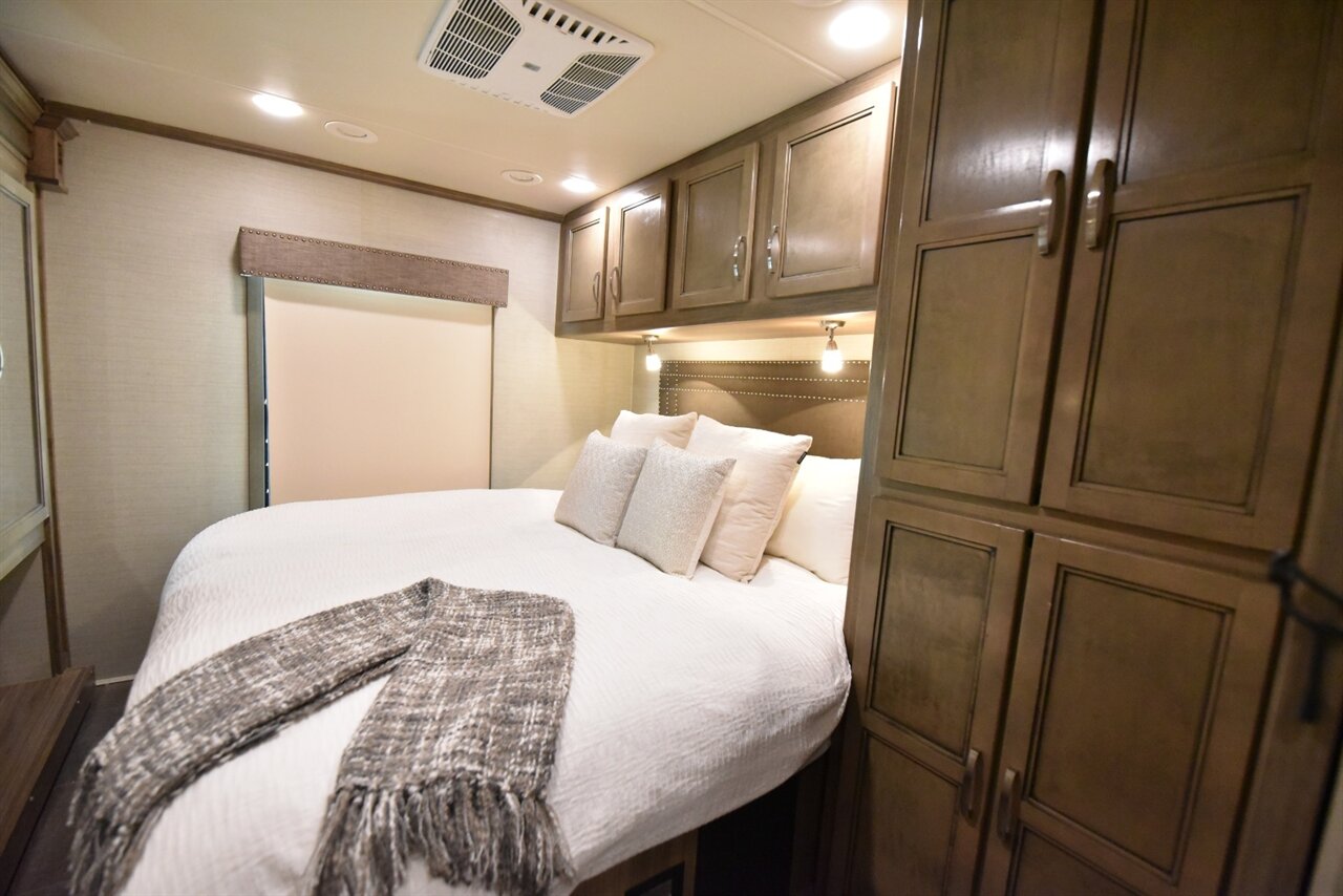 2018 Jayco Seneca 37FS   - Photo 38 - Orange, CA 92867