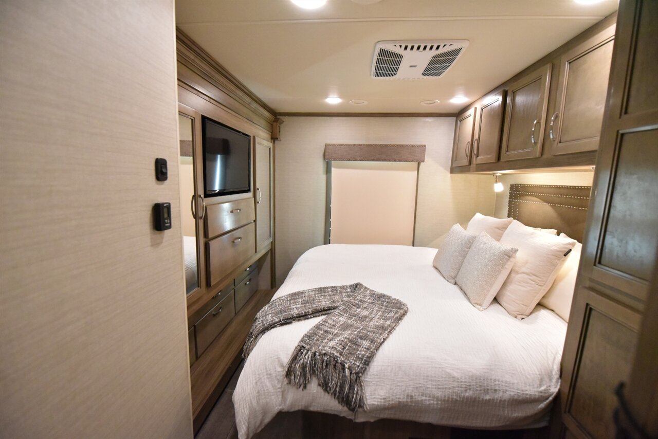 2018 Jayco Seneca 37FS   - Photo 37 - Orange, CA 92867