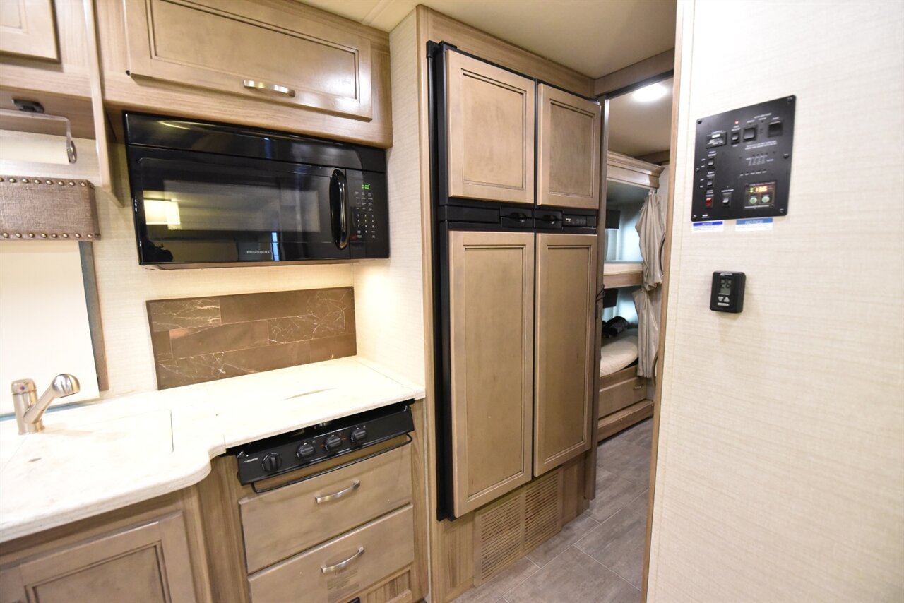 2018 Jayco Seneca 37FS   - Photo 30 - Orange, CA 92867