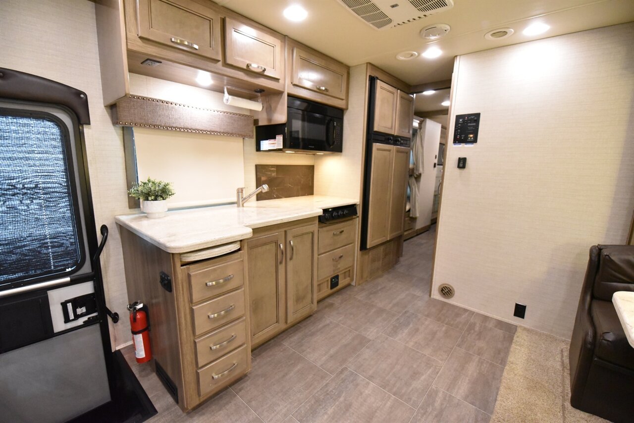 2018 Jayco Seneca 37FS   - Photo 25 - Orange, CA 92867