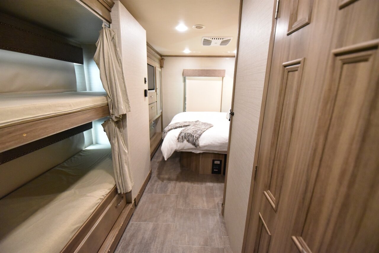 2018 Jayco Seneca 37FS   - Photo 34 - Orange, CA 92867