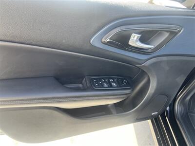 2015 Chrysler 200 S   - Photo 11 - Phoenix, AZ 85009