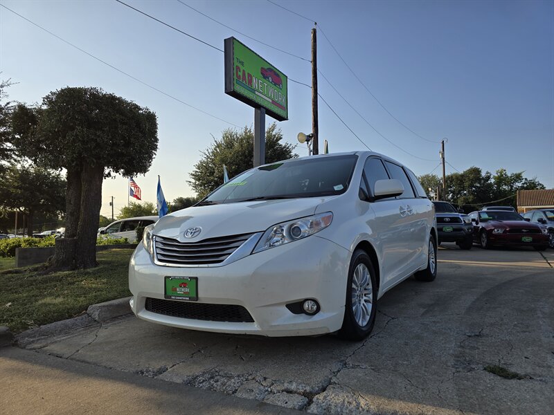 2016 Toyota Sienna XLE 8-Passenger   - Photo 1 - Garland, TX 75042