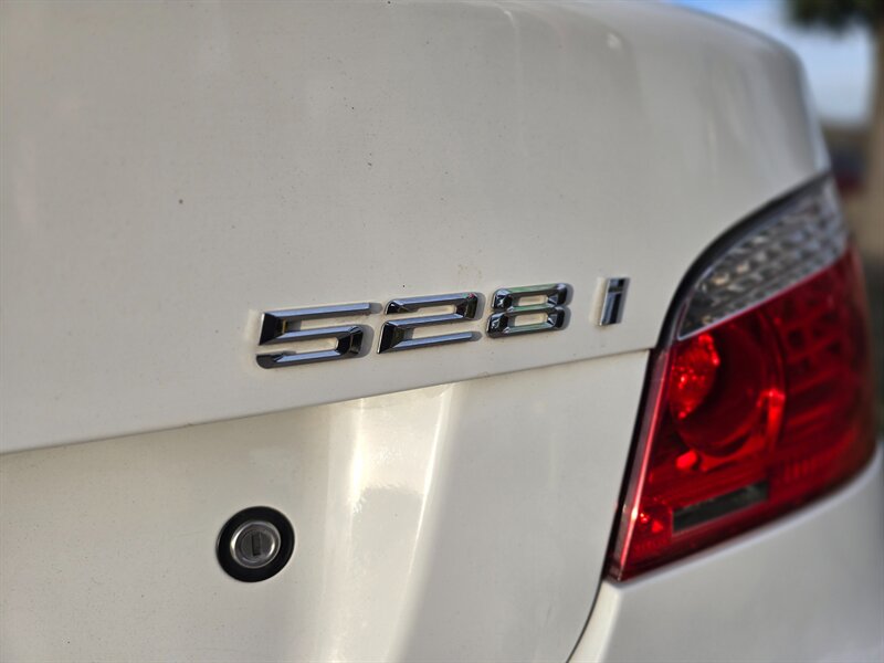 2009 BMW 5 Series 528i - Photo 7 - Garland, TX 75042