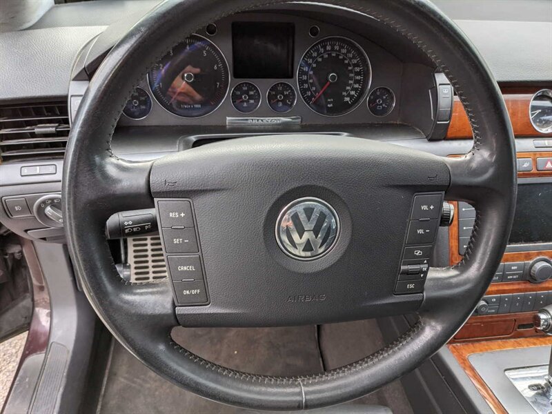 2004 Volkswagen Phaeton V8 photo
