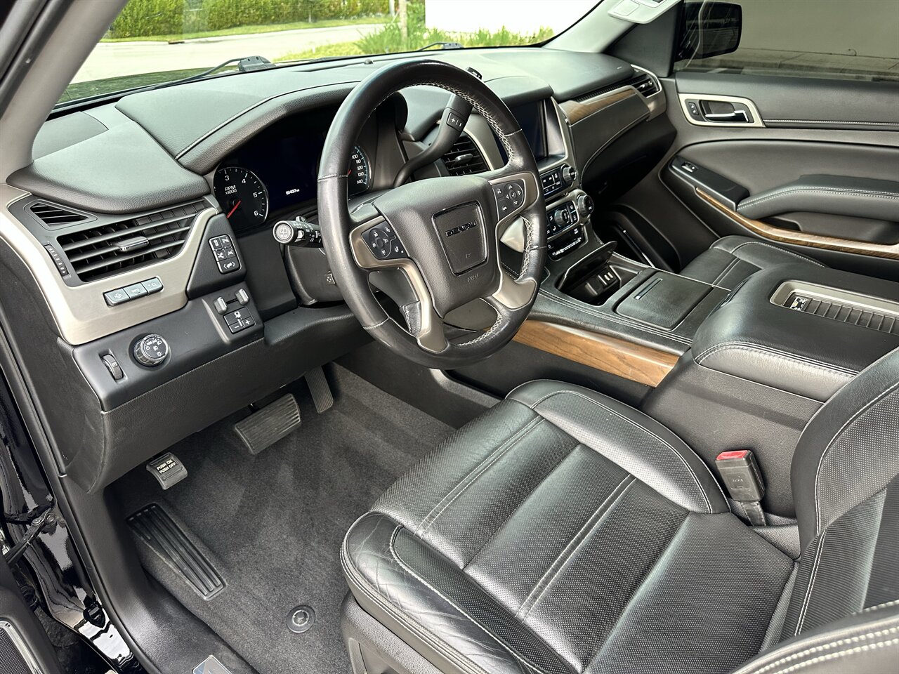 2019 GMC Yukon XL Denali   - Photo 8 - West Palm Beach, FL 33409